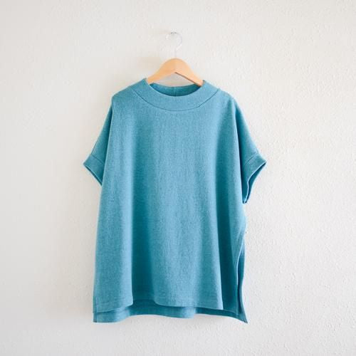 Oversized side-open pullover in the Lotus style