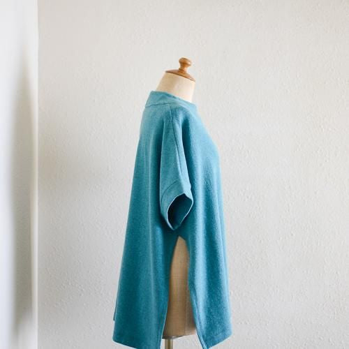 Oversized side-open pullover in the Lotus style