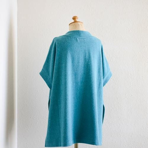 Oversized side-open pullover in the Lotus style
