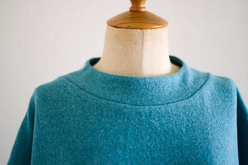 Oversized side-open pullover in the Lotus style