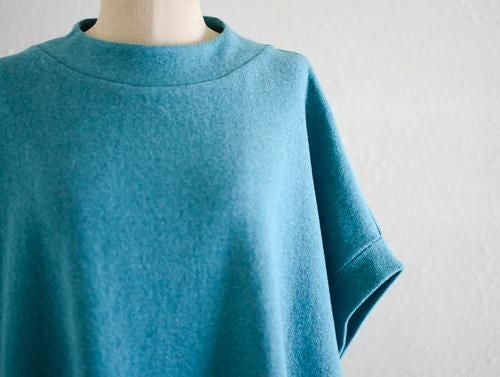Oversized side-open pullover in the Lotus style