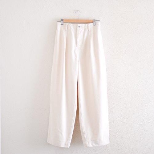 Cotton Herringbone Tuck Pants (Off-White)