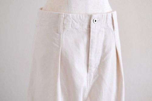 コットンヘリンボンタックパンツ 生成
