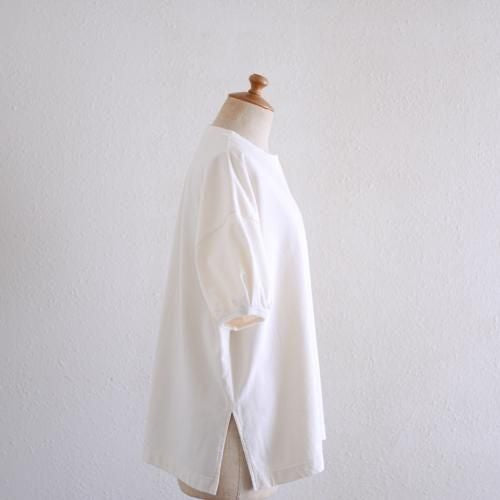 Cotton gathered sleeve pullover in off-white