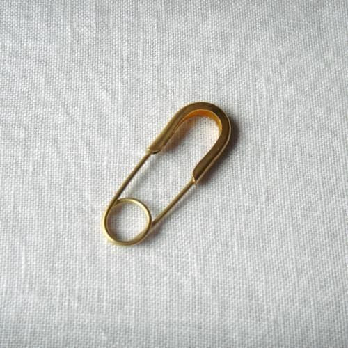 6 sets of brass safety pins