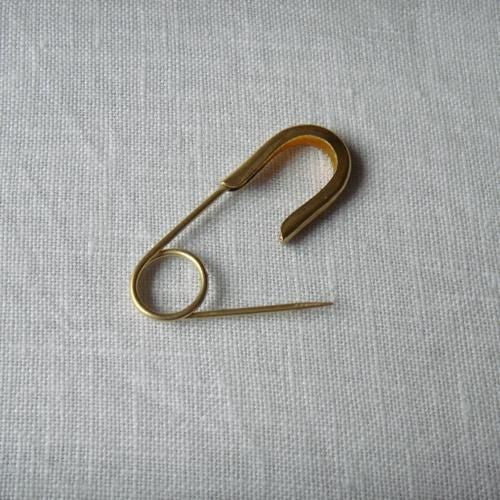 6 sets of brass safety pins