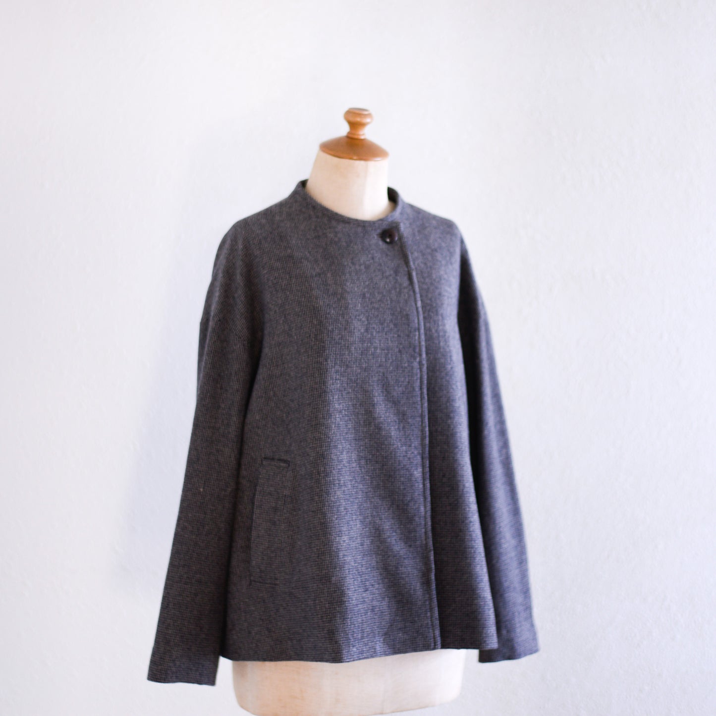 Wool collarless short jacket Beige x Black
