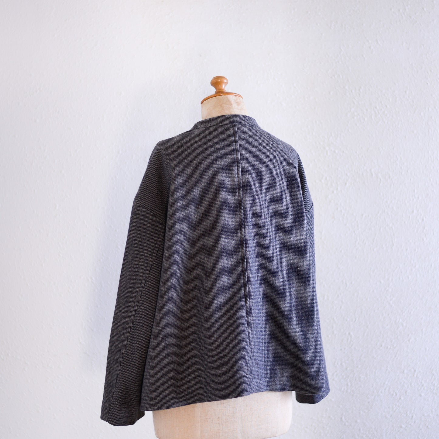 Wool collarless short jacket Beige x Black