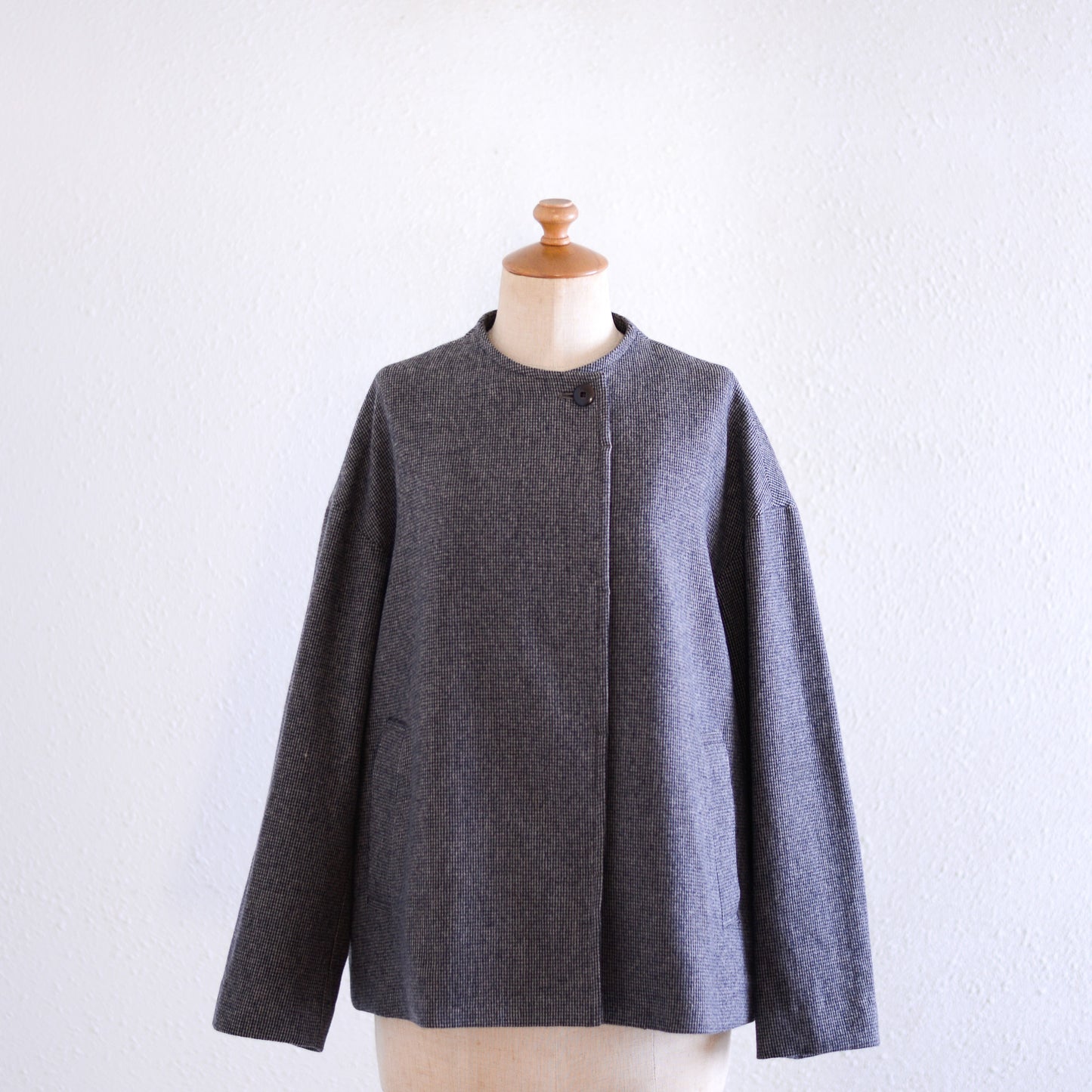 Wool collarless short jacket Beige x Black