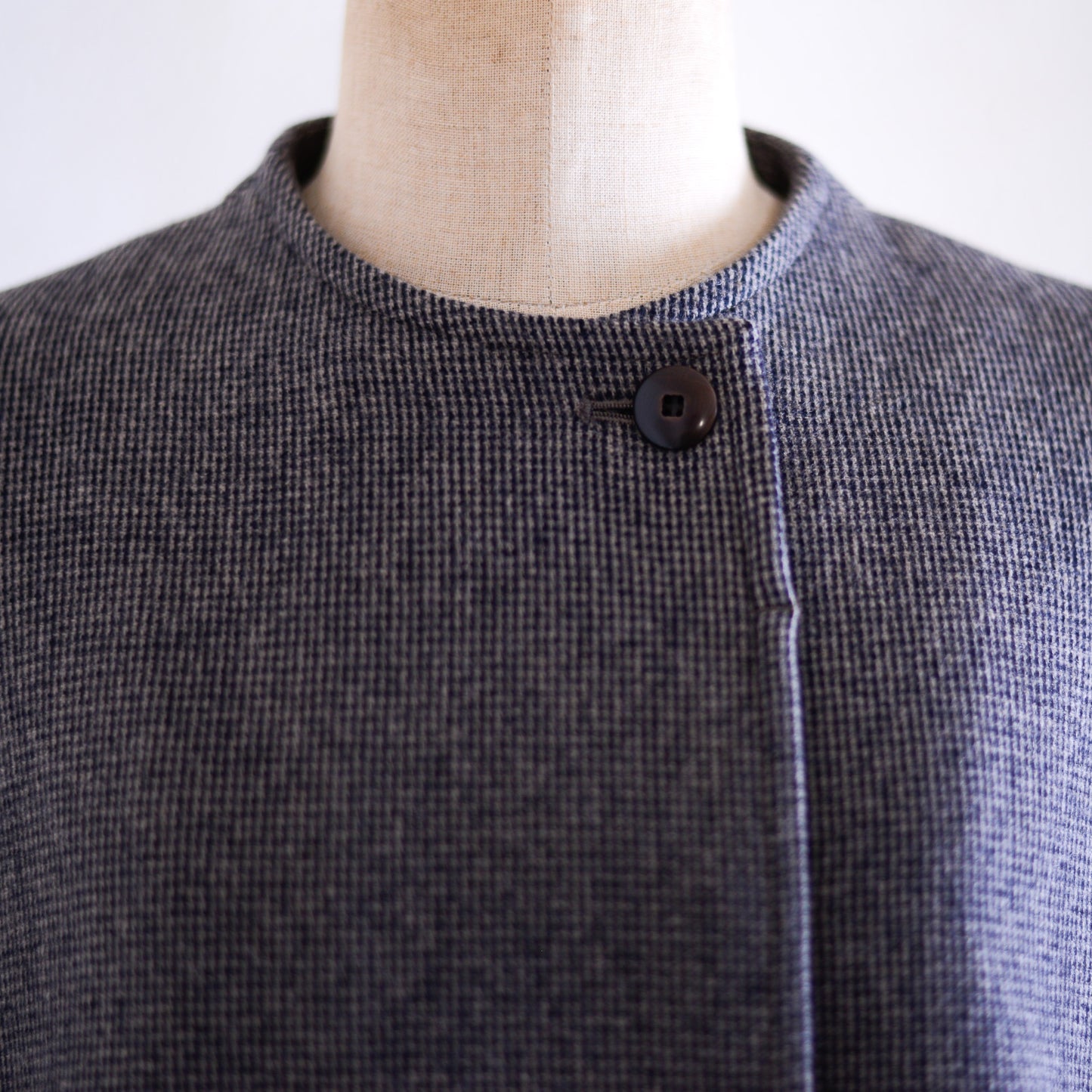 Wool collarless short jacket Beige x Black