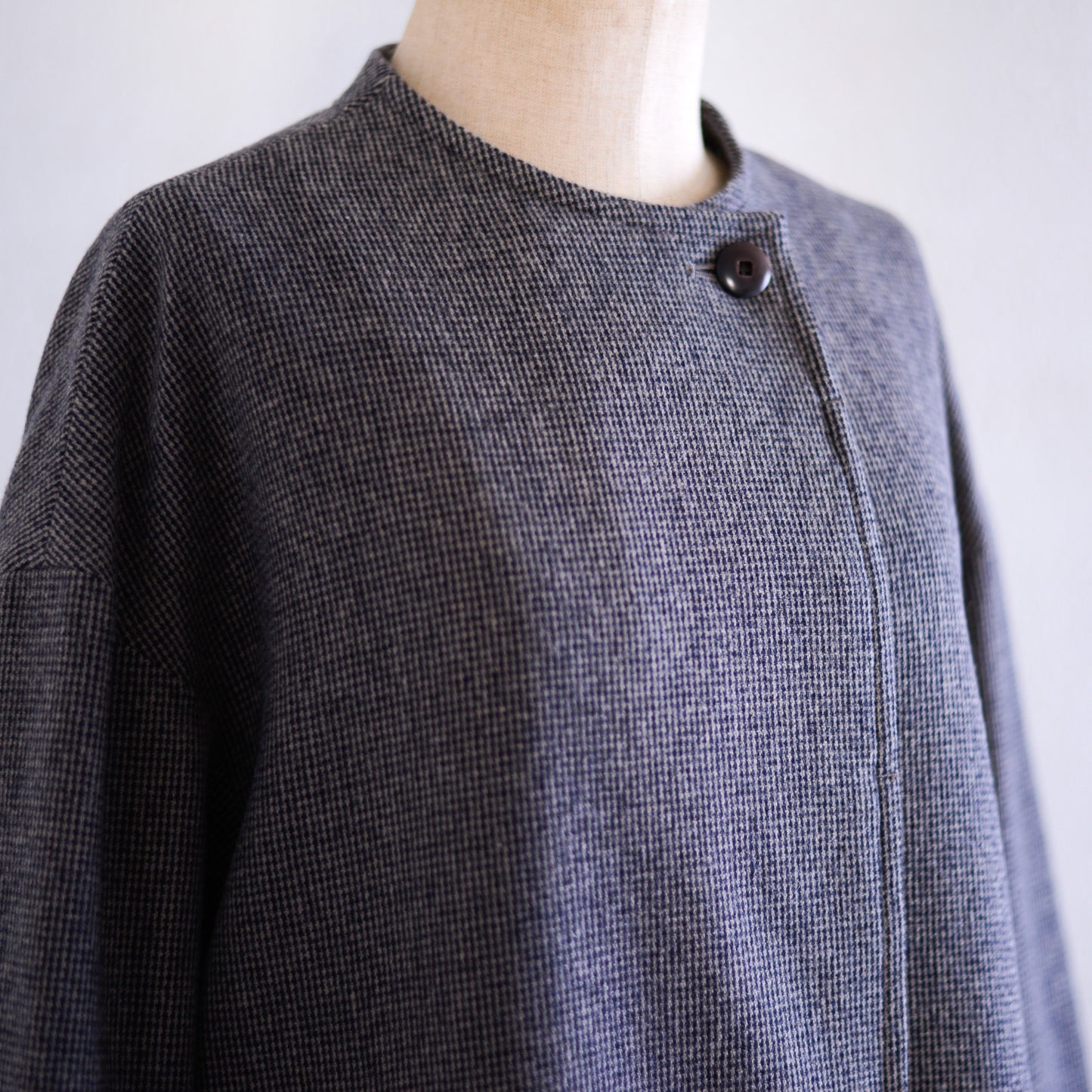 Wool collarless short jacket Beige x Black