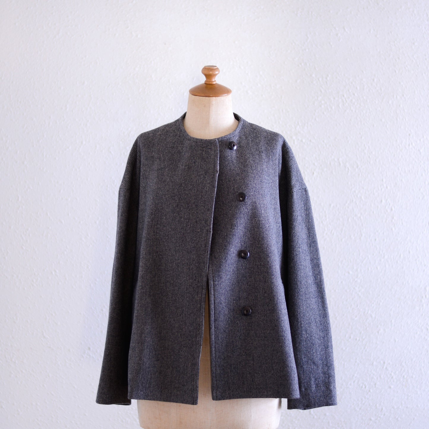 Wool collarless short jacket Beige x Black