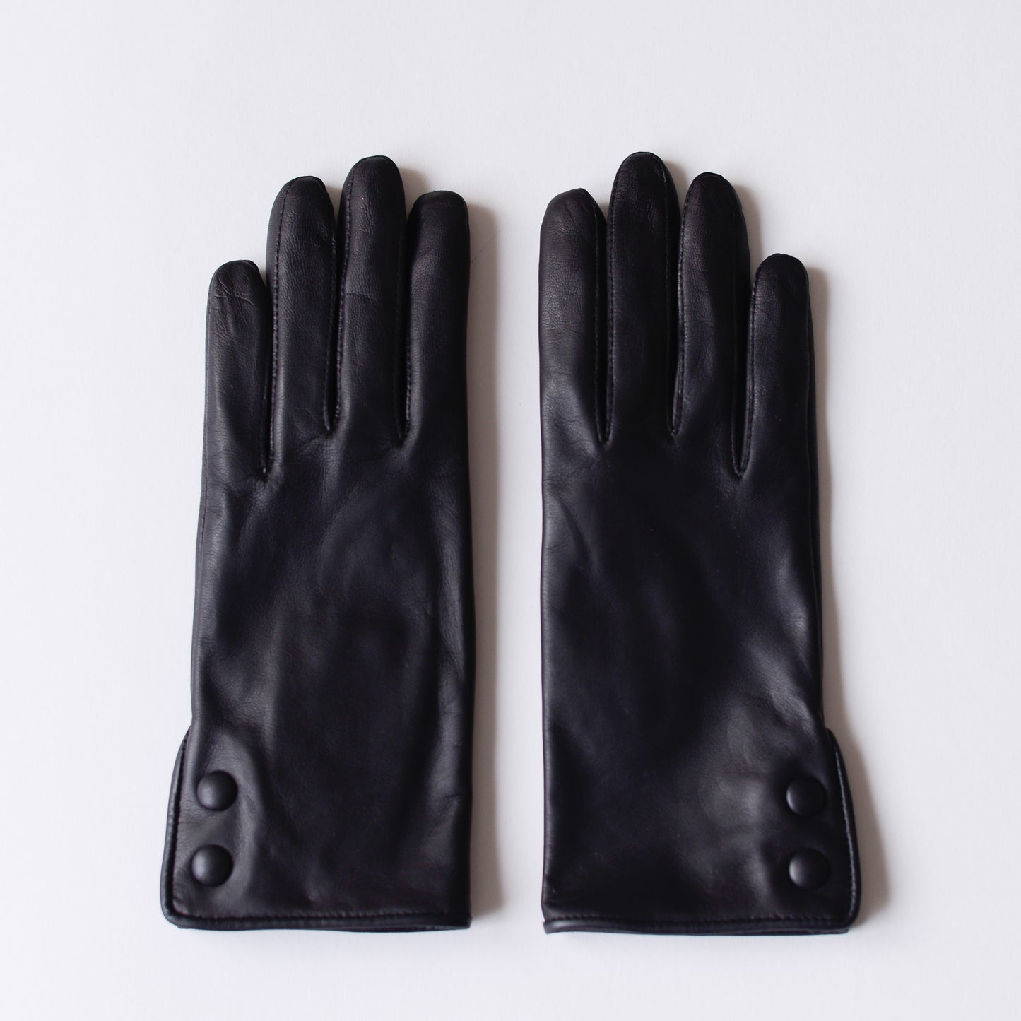 Silk-lined 2-button leather gloves in Black