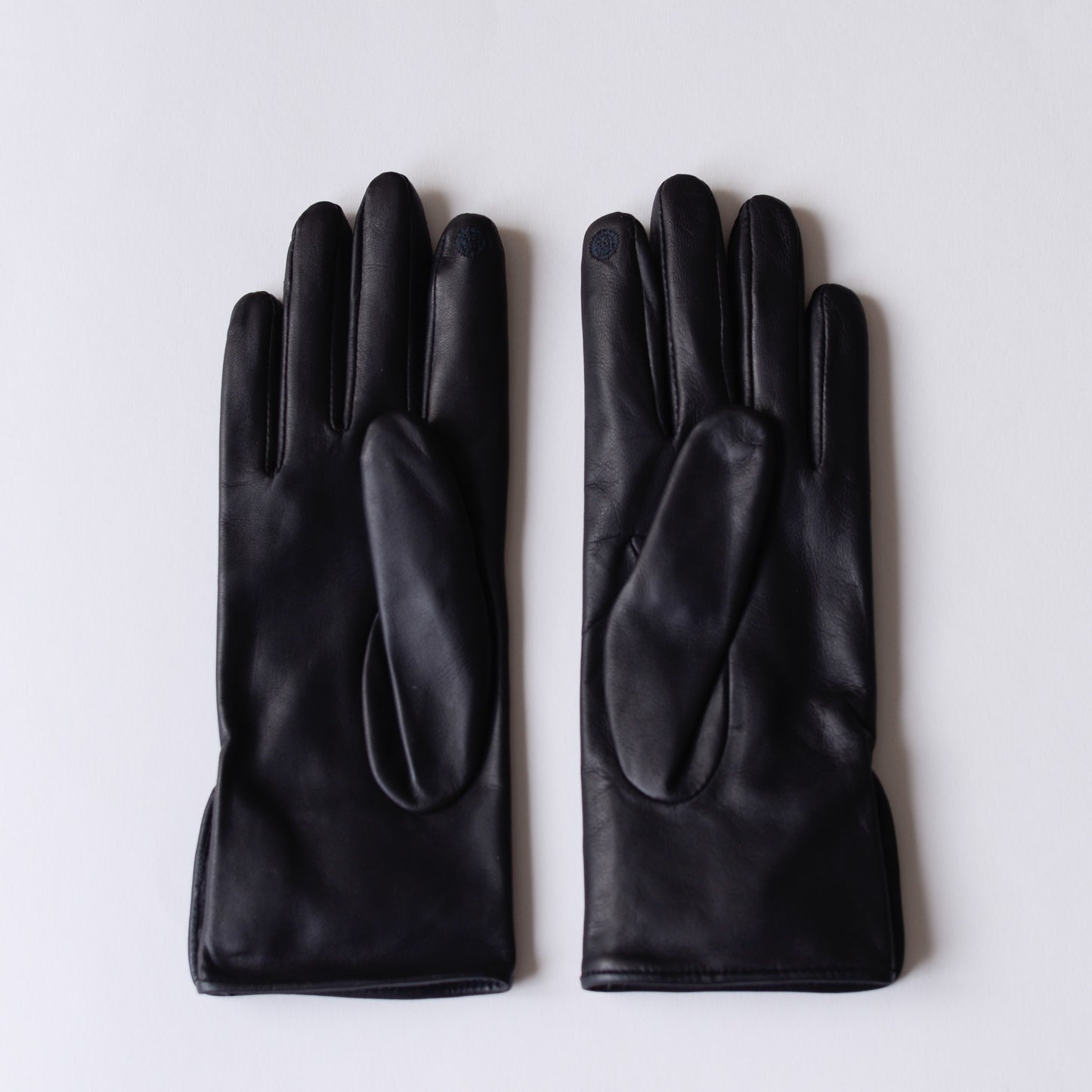 Silk-lined 2-button leather gloves in Black