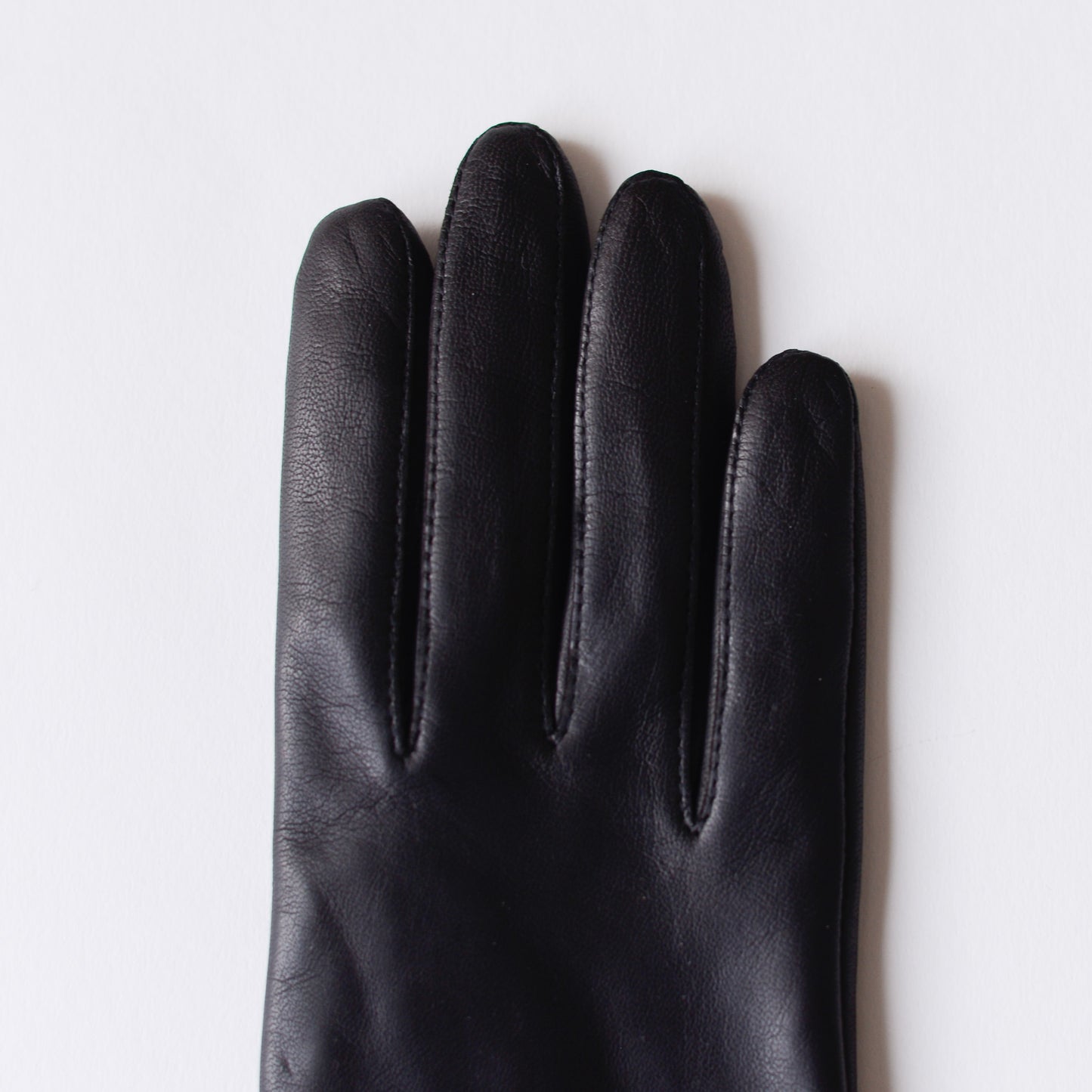 Silk-lined 2-button leather gloves in Black