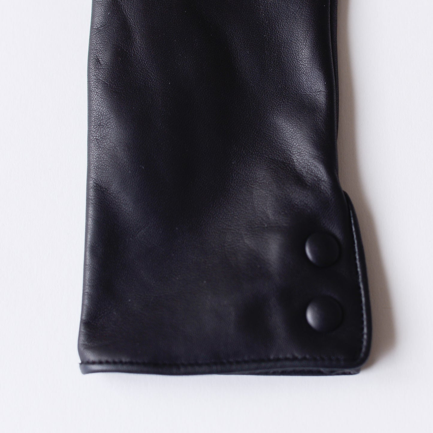 Silk-lined 2-button leather gloves in Black