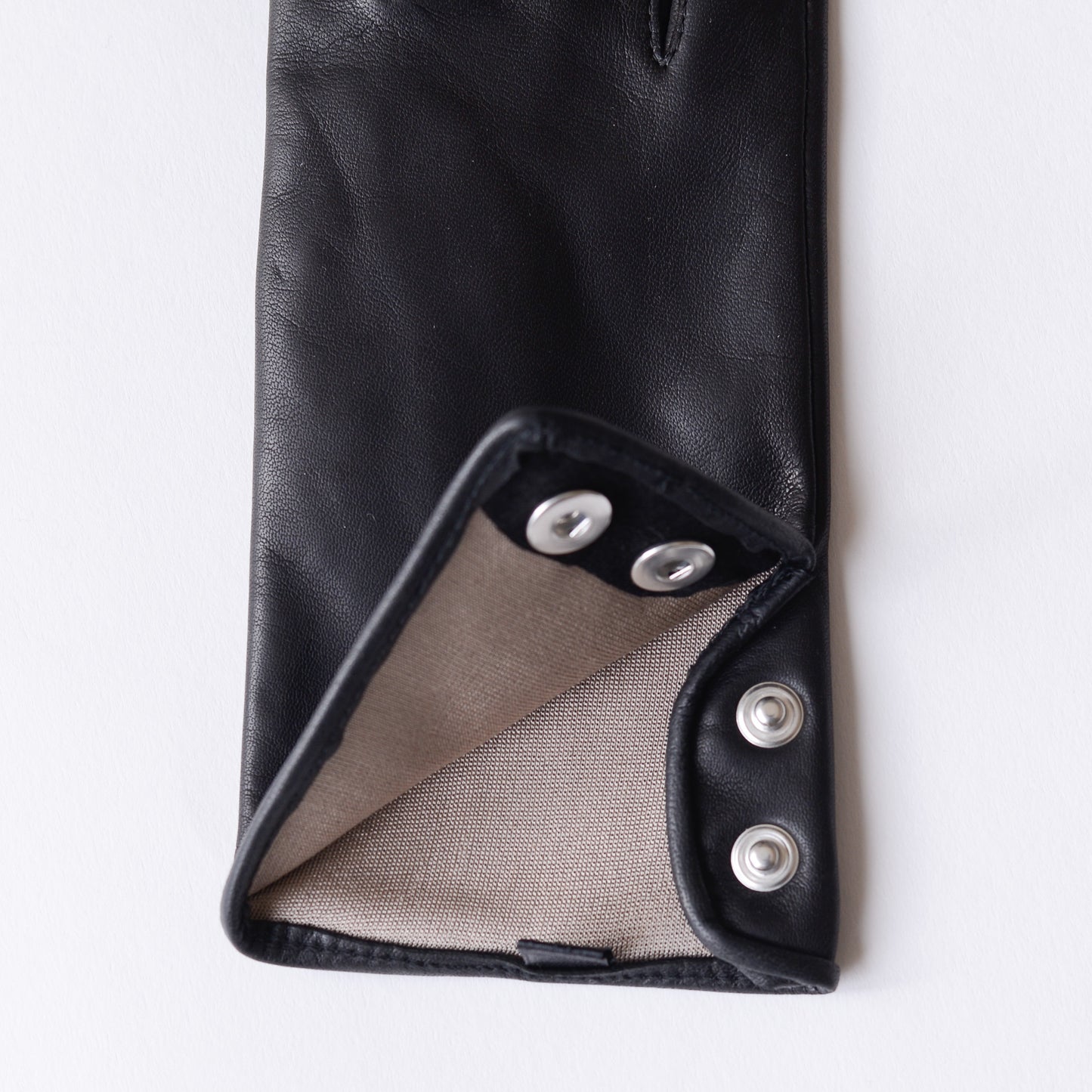 Silk-lined 2-button leather gloves in Black