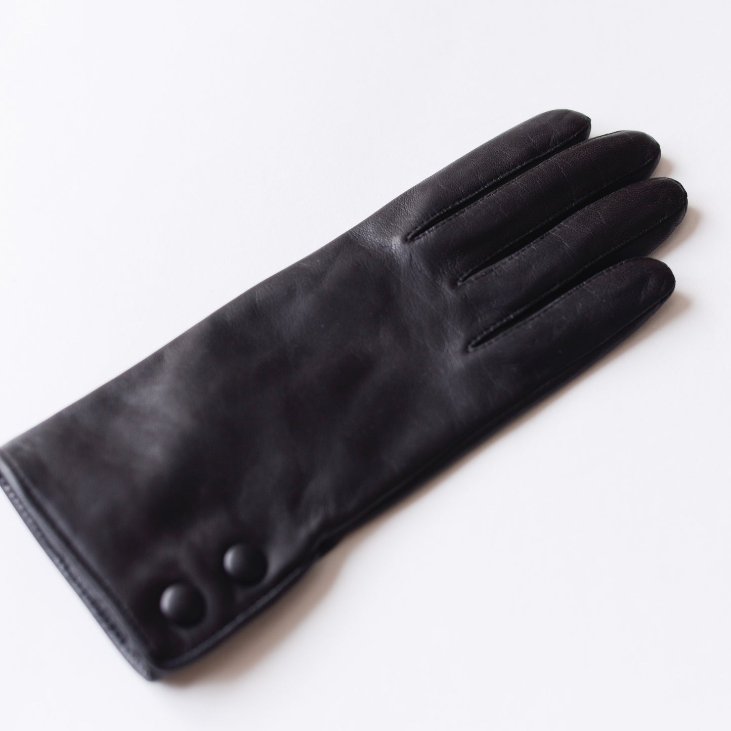 Silk-lined 2-button leather gloves in Black