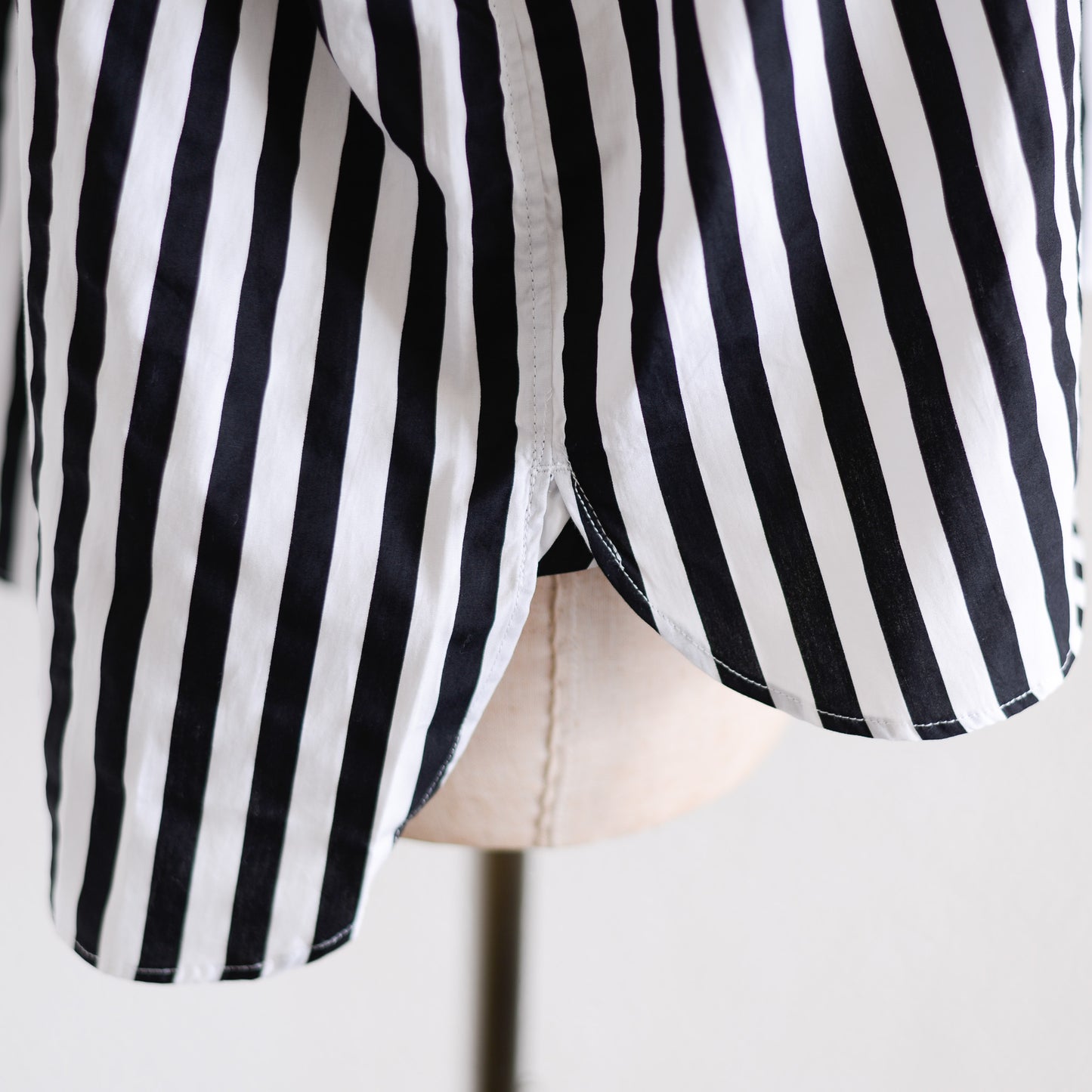 코튼 밴드 컬러 스트라이프 셔츠 Off White × Black