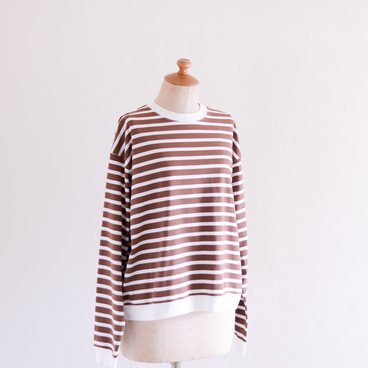 コットンボーダクルーネックプルオーバー Brown × Off White