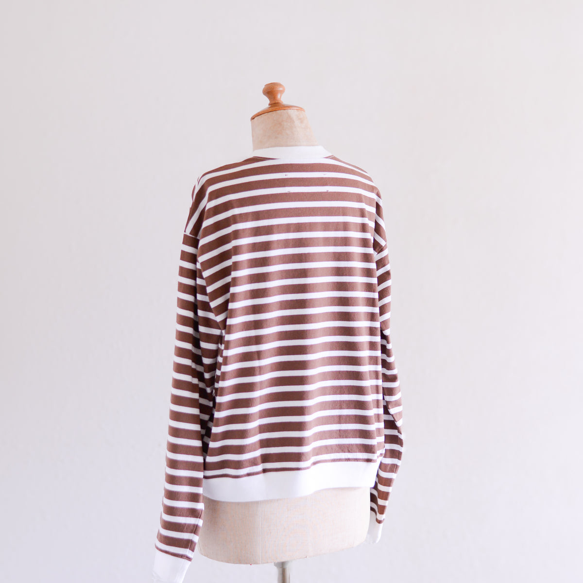 コットンボーダクルーネックプルオーバー Brown × Off White