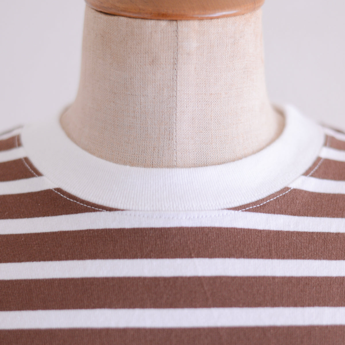 コットンボーダクルーネックプルオーバー Brown × Off White