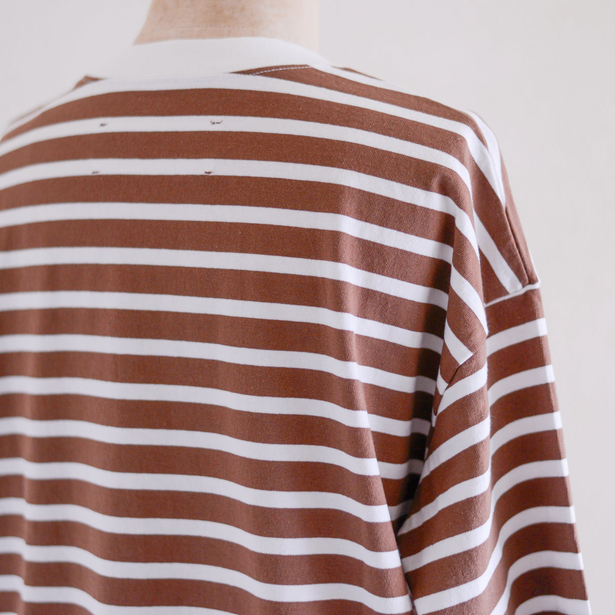 コットンボーダクルーネックプルオーバー Brown × Off White