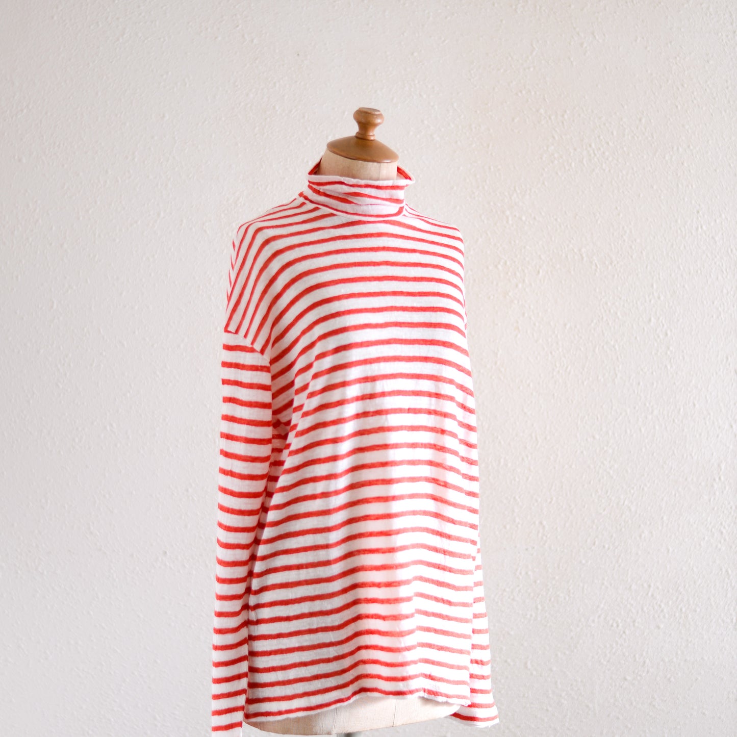 リネンボーダーハイネックプルオーバー Off White × Red