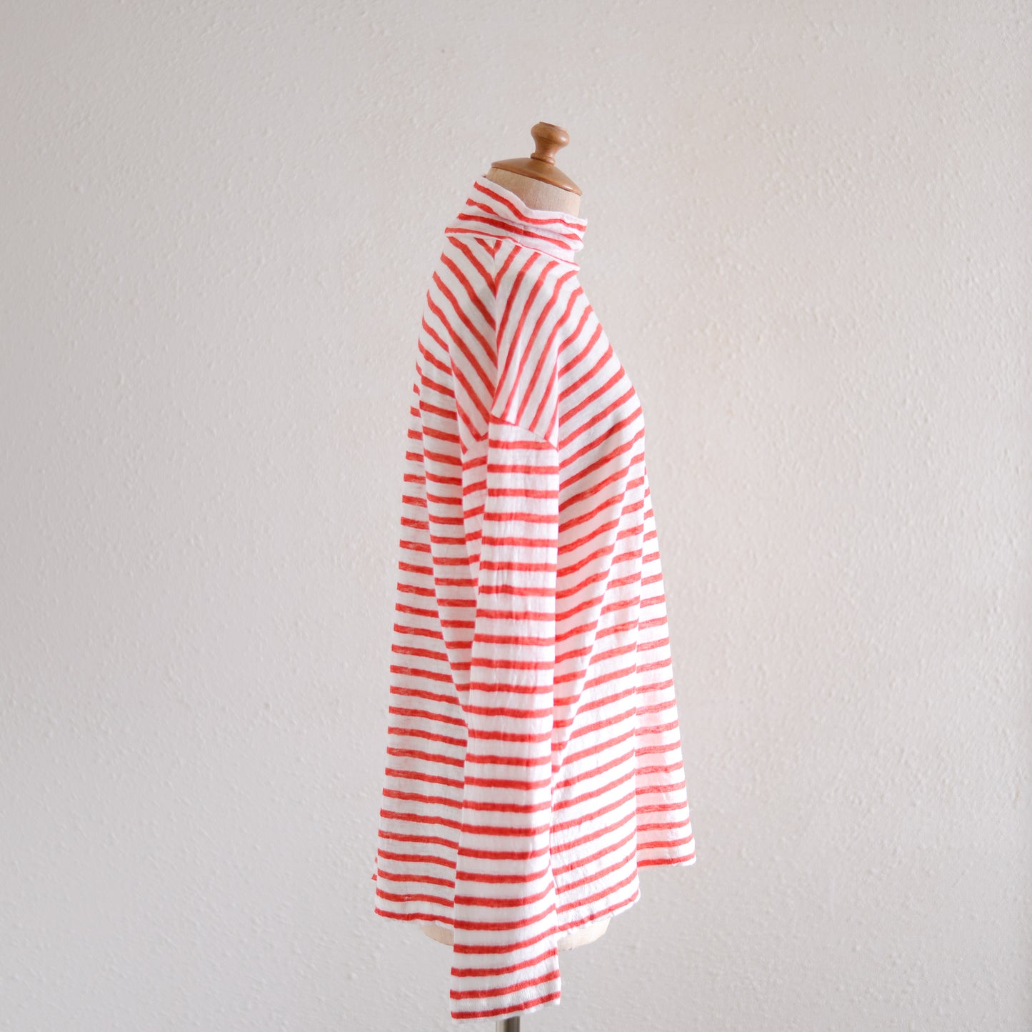 リネンボーダーハイネックプルオーバー Off White × Red