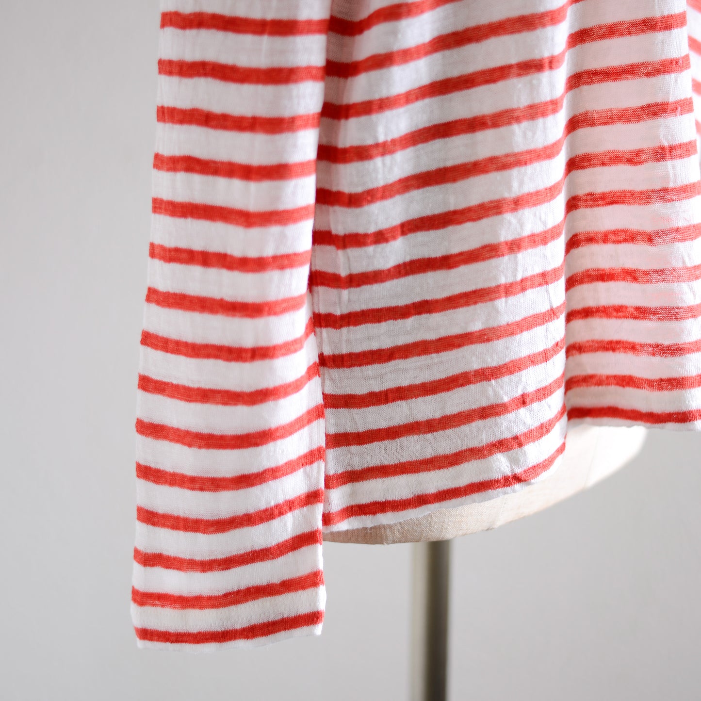 リネンボーダーハイネックプルオーバー Off White × Red