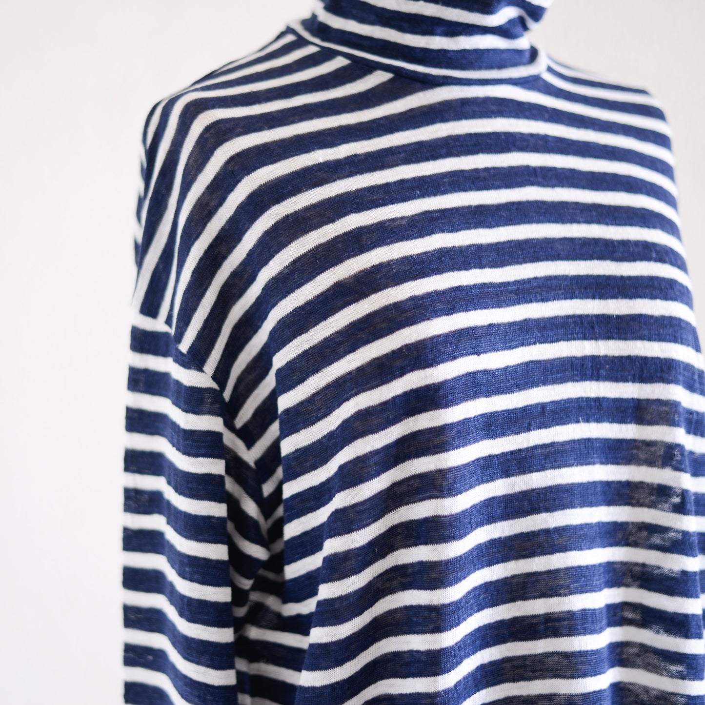 リネンボーダーハイネックプルオーバー Off White × Navy