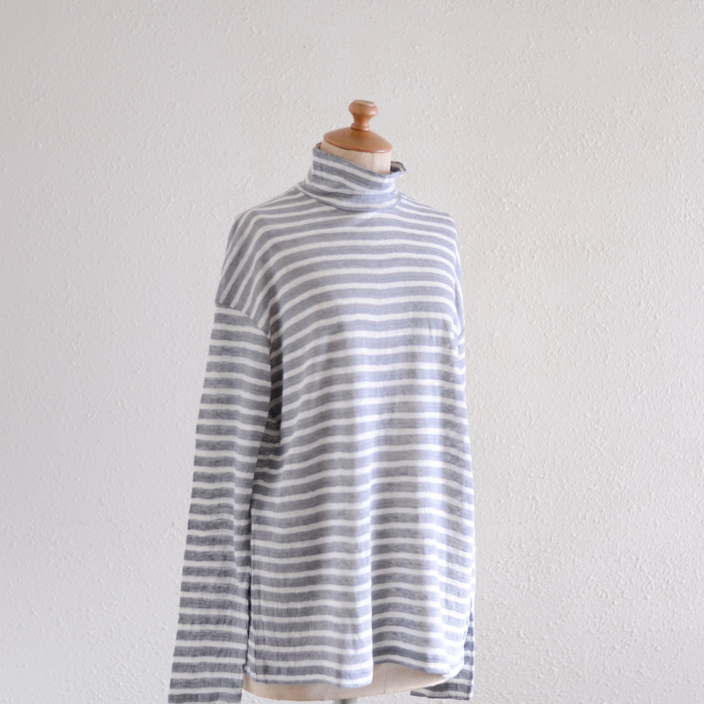 リネンボーダーハイネックプルオーバー Off White × Gray