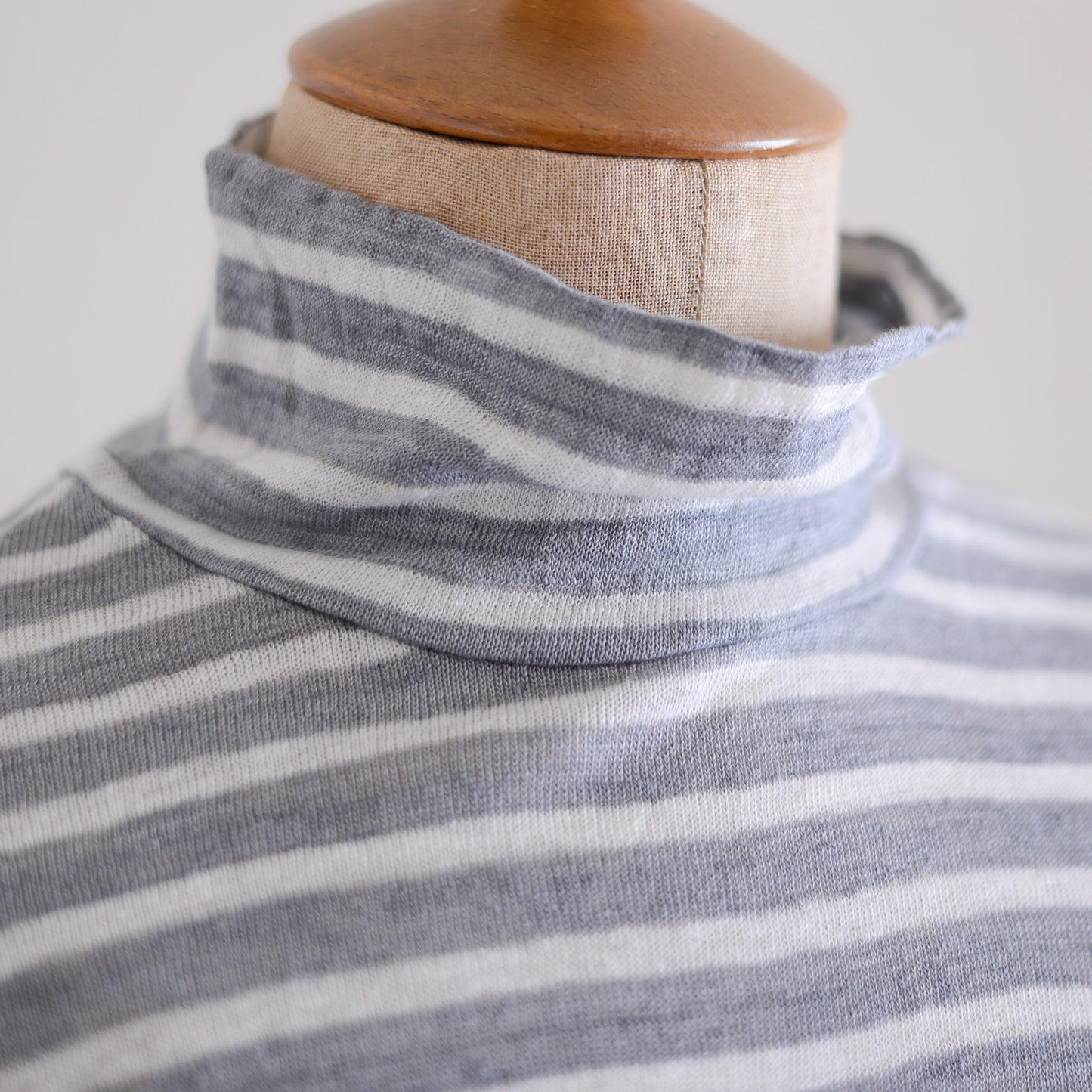 リネンボーダーハイネックプルオーバー Off White × Gray