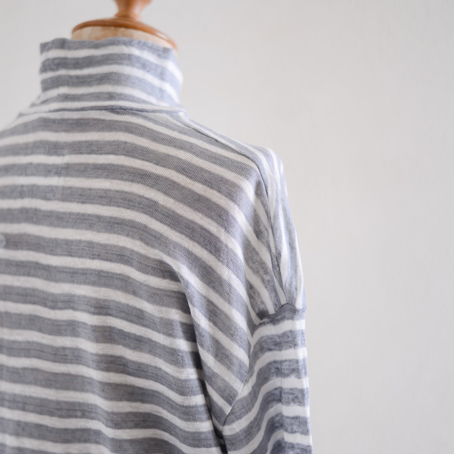 リネンボーダーハイネックプルオーバー Off White × Gray