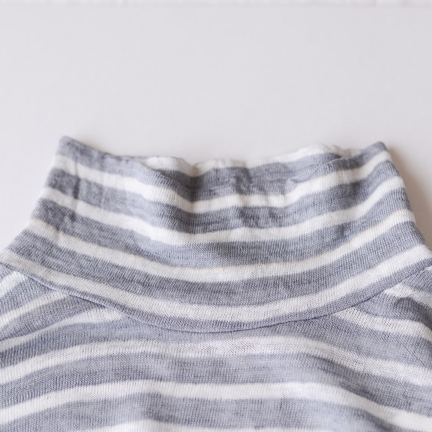 リネンボーダーハイネックプルオーバー Off White × Gray