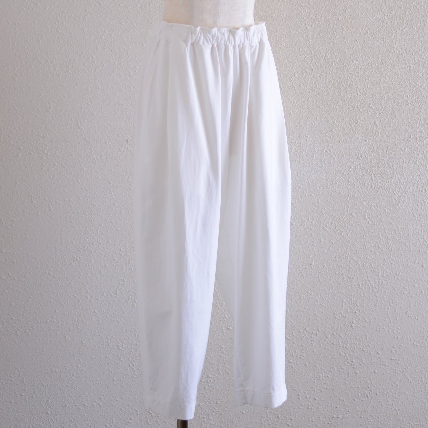 スムーズコットンテーパードパンツ Off White