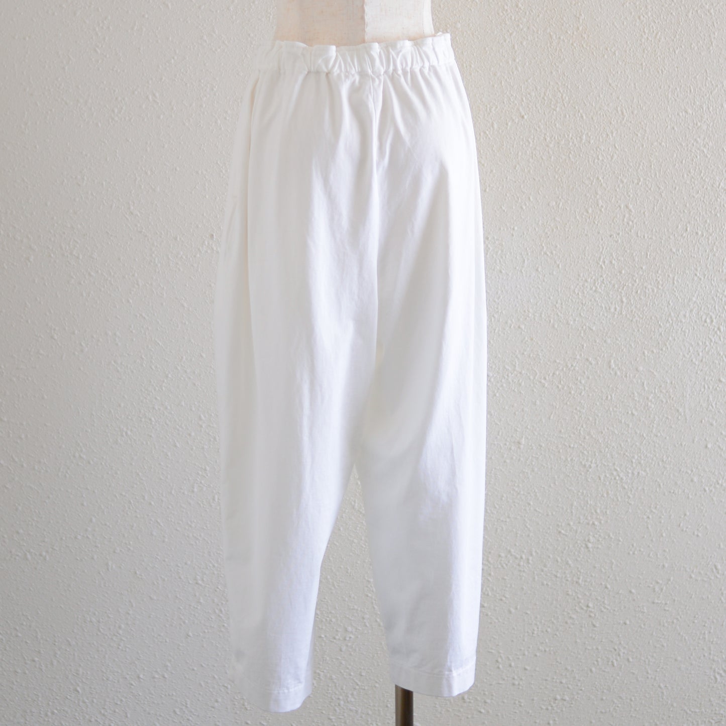 スムーズコットンテーパードパンツ Off White