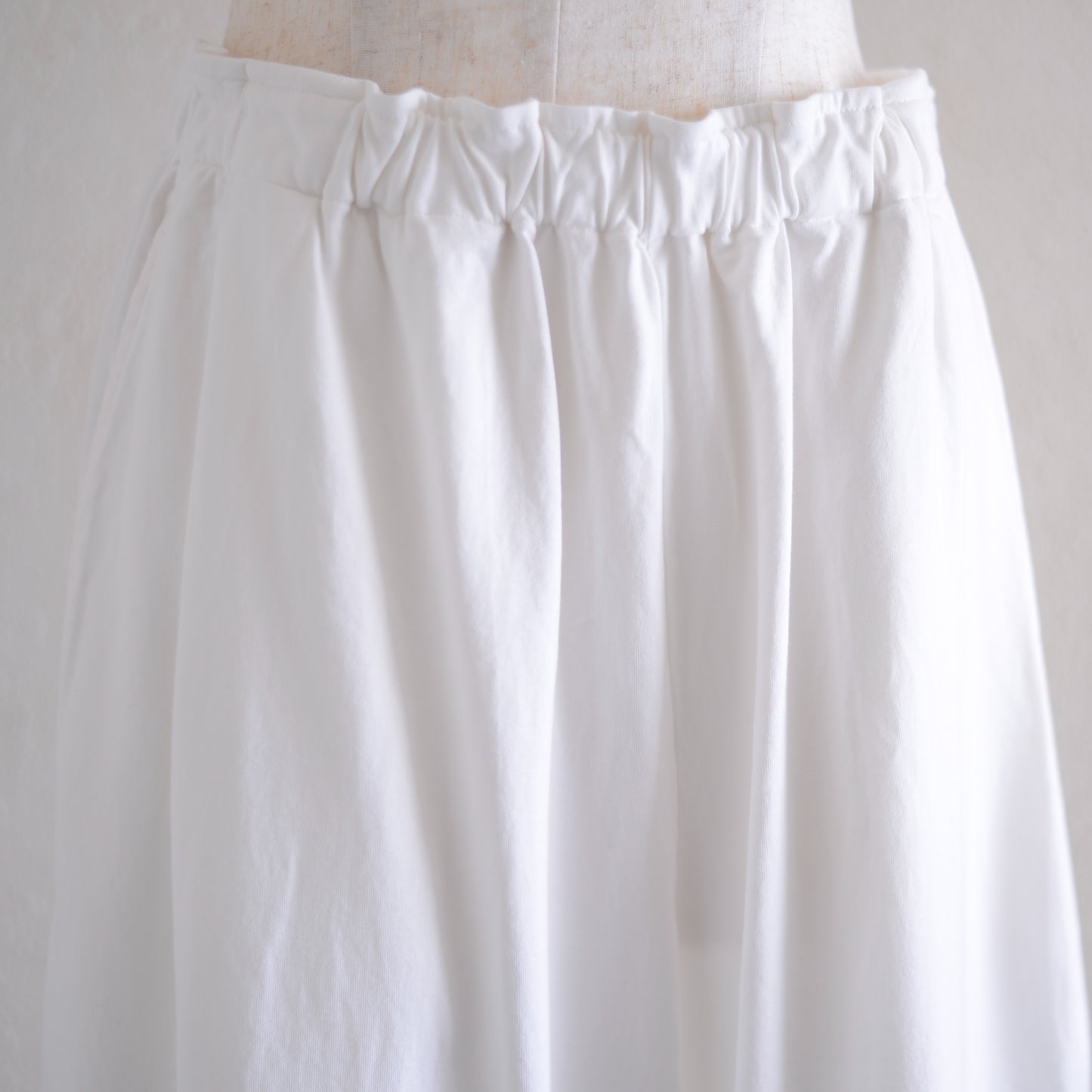 スムーズコットンテーパードパンツ Off White