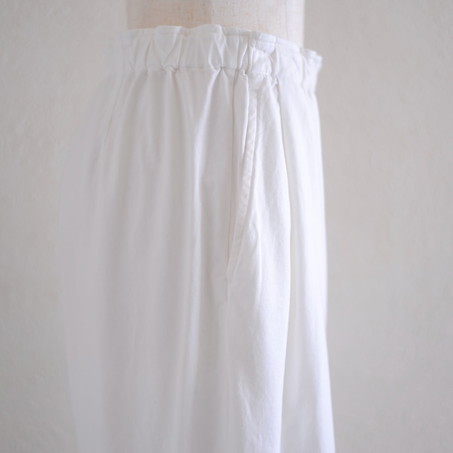 スムーズコットンテーパードパンツ Off White