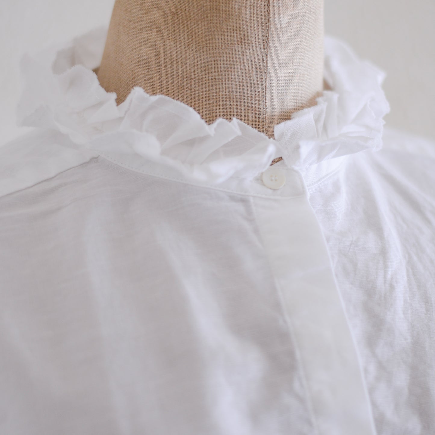 コットンリネンフリルネックシャツ Off White