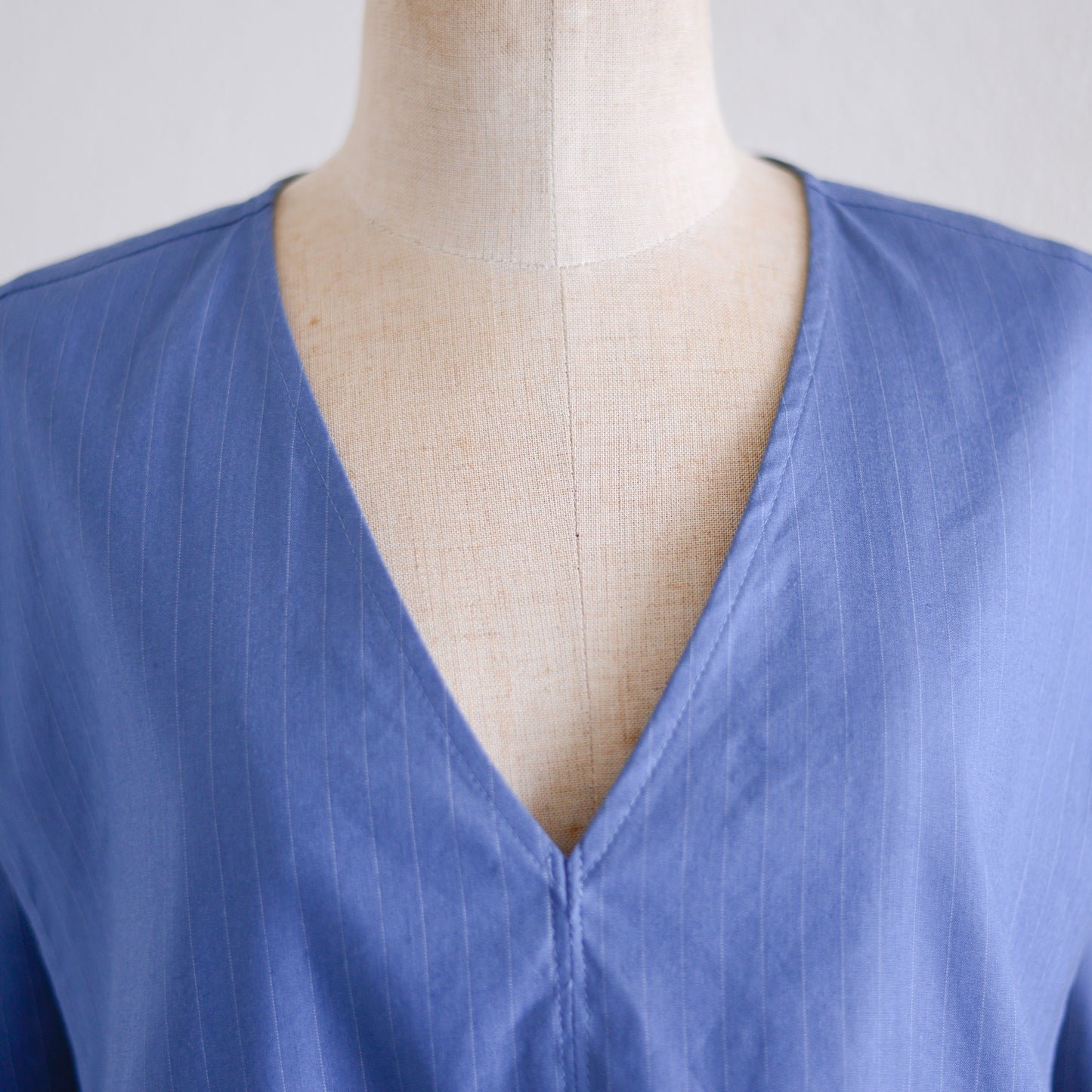 リネンレーヨンVネックタックプルオーバー Blue