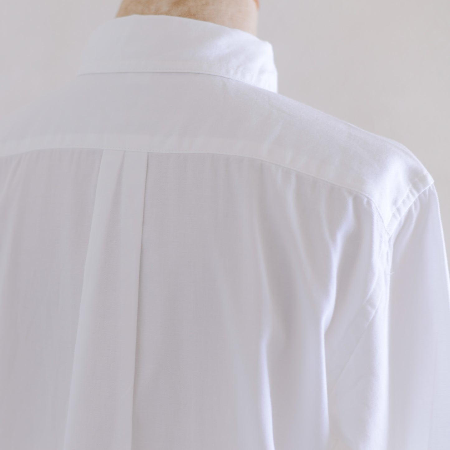 코튼 미니 포켓 라운드 칼라 셔츠 White