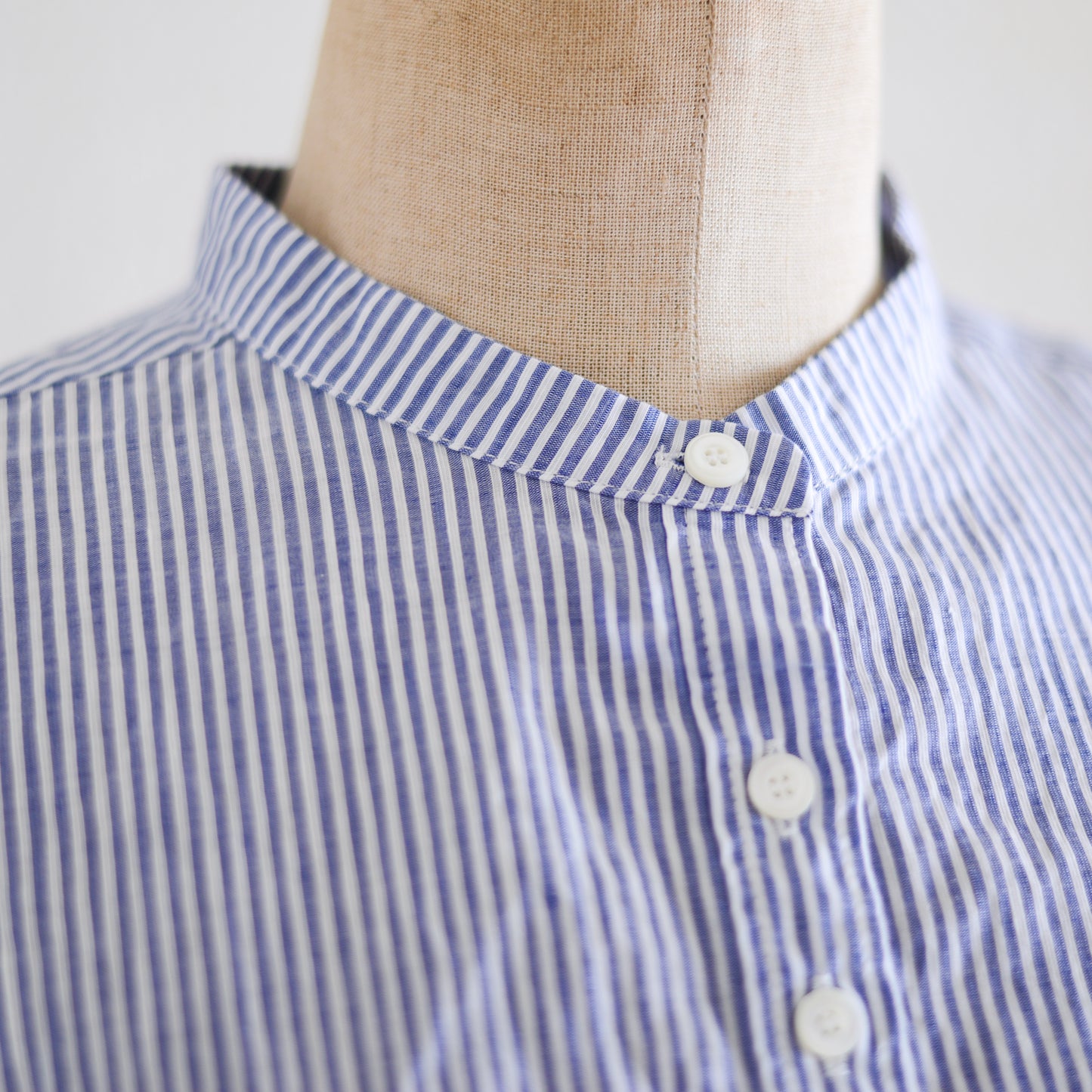 コットンリネンバンドカラー半袖シャツ Off White × Navy