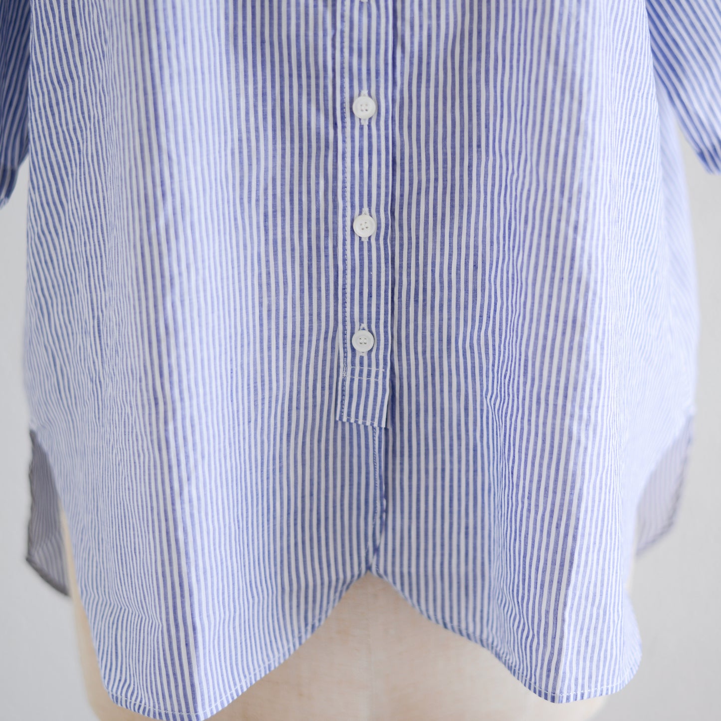 コットンリネンバンドカラー半袖シャツ Off White × Navy