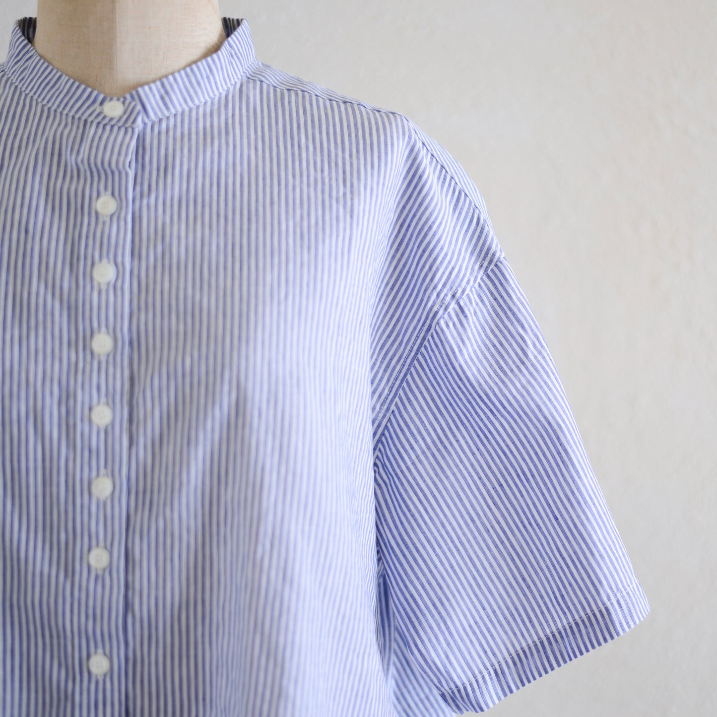 コットンリネンバンドカラー半袖シャツ Off White × Navy