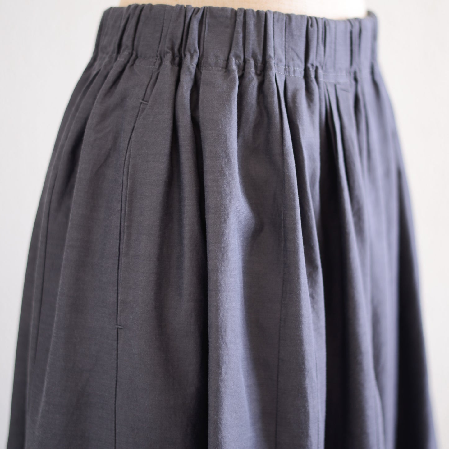 Cotton Cupro Wool Tuck Easy Skirt in Charcoal Grey