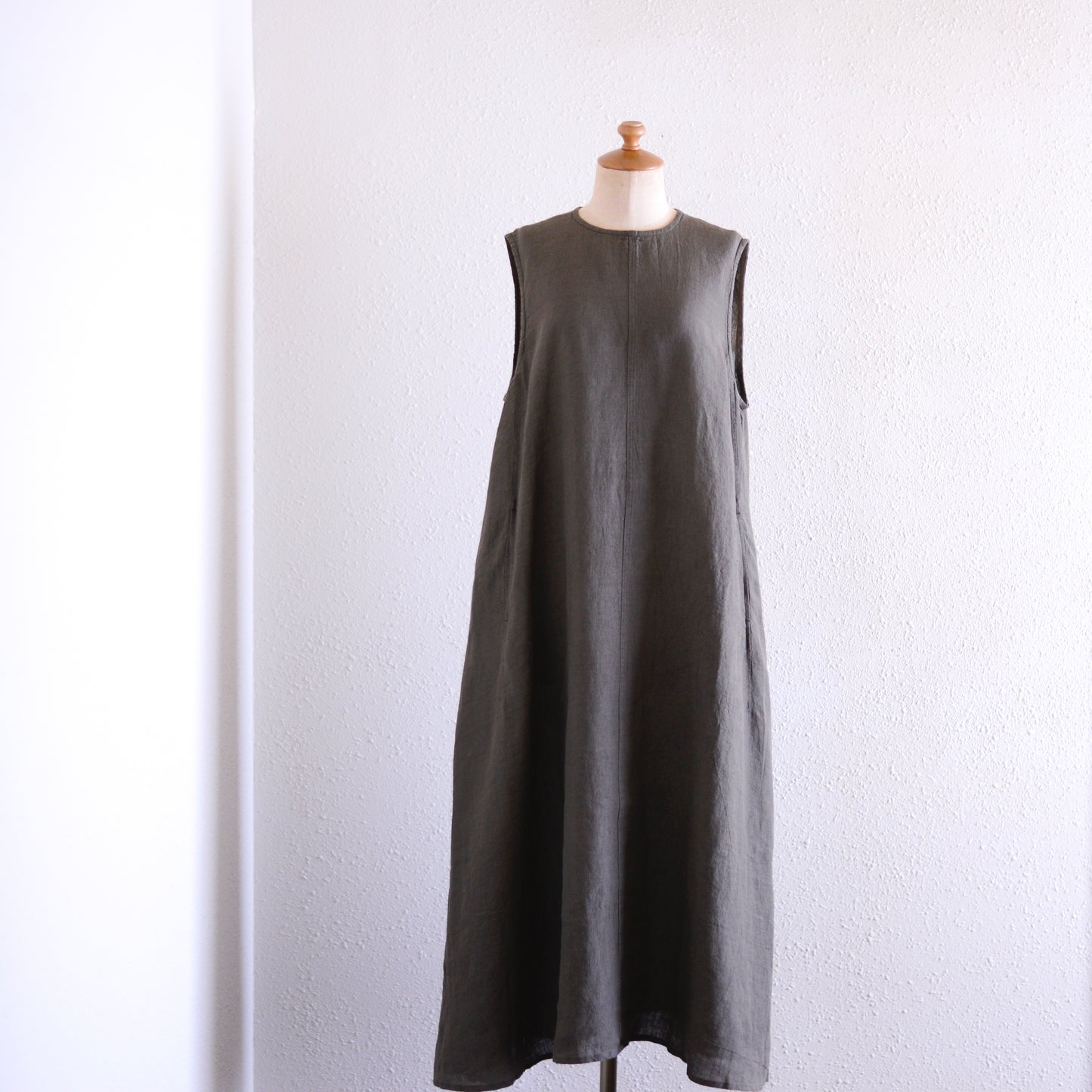 リネンスリーブレスロングワンピース Charcoal Gray