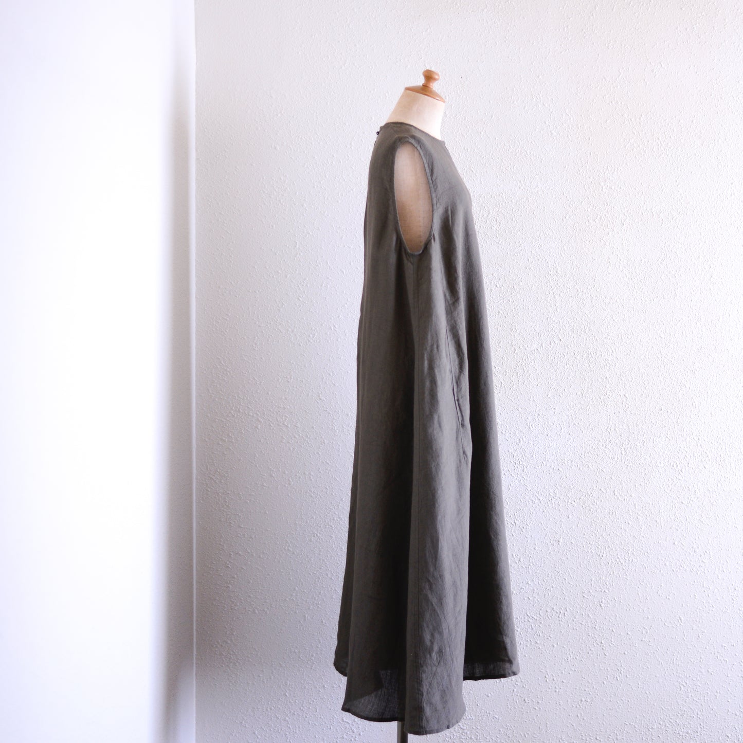 リネンスリーブレスロングワンピース Charcoal Gray