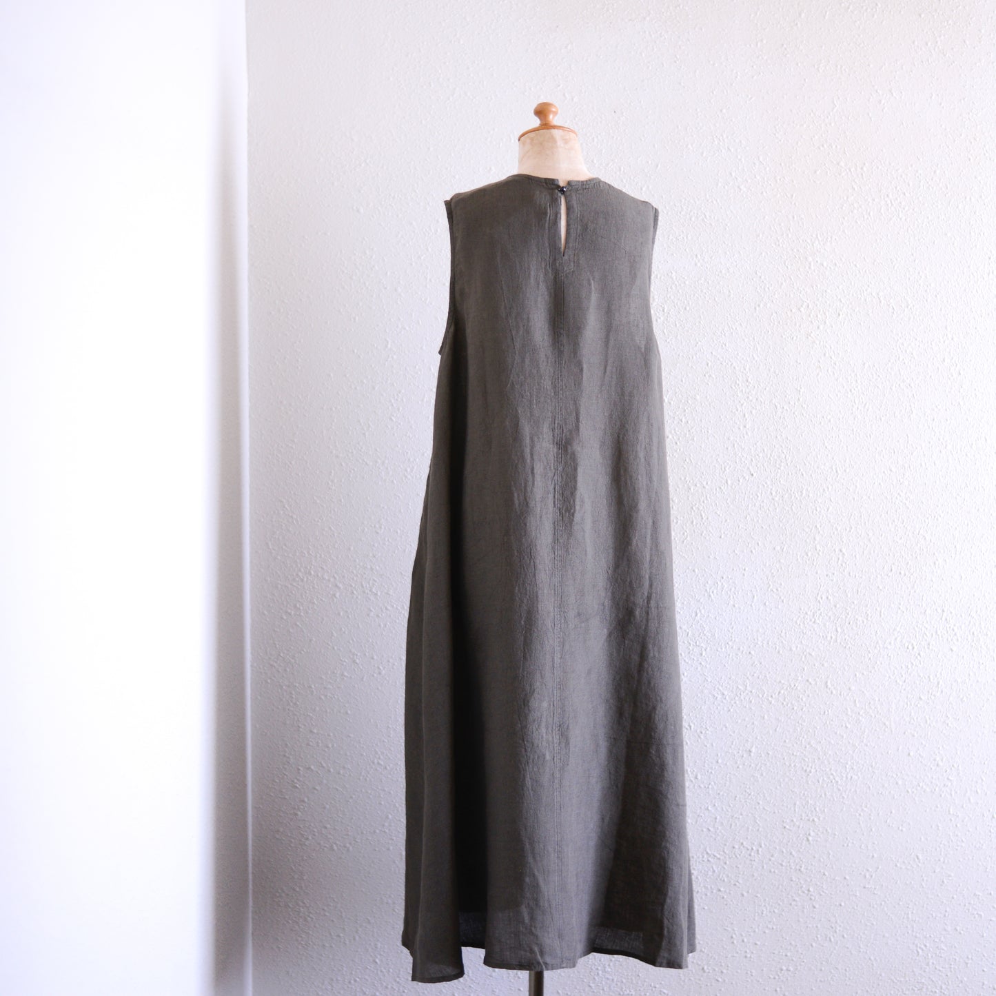 リネンスリーブレスロングワンピース Charcoal Gray