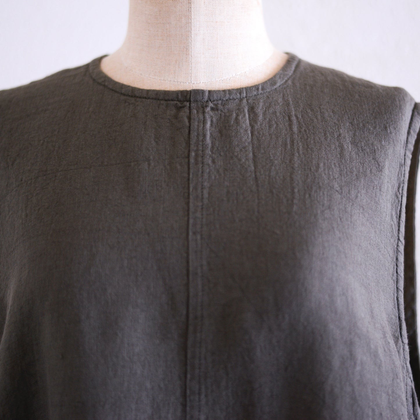 リネンスリーブレスロングワンピース Charcoal Gray